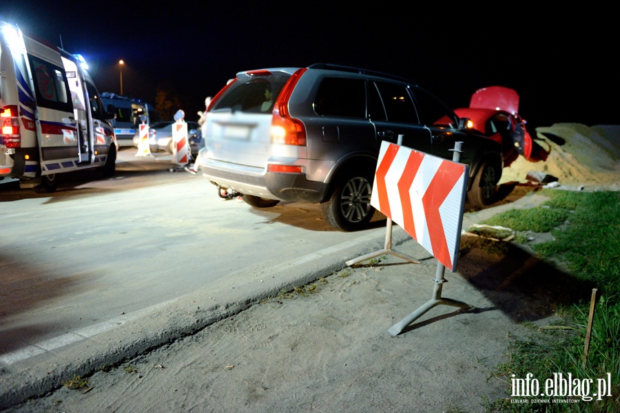 Wypadek w Kazimierzowie. Dwie osoby poszkodowane po uderzeniu autem w pryzm piasku, fot. 6