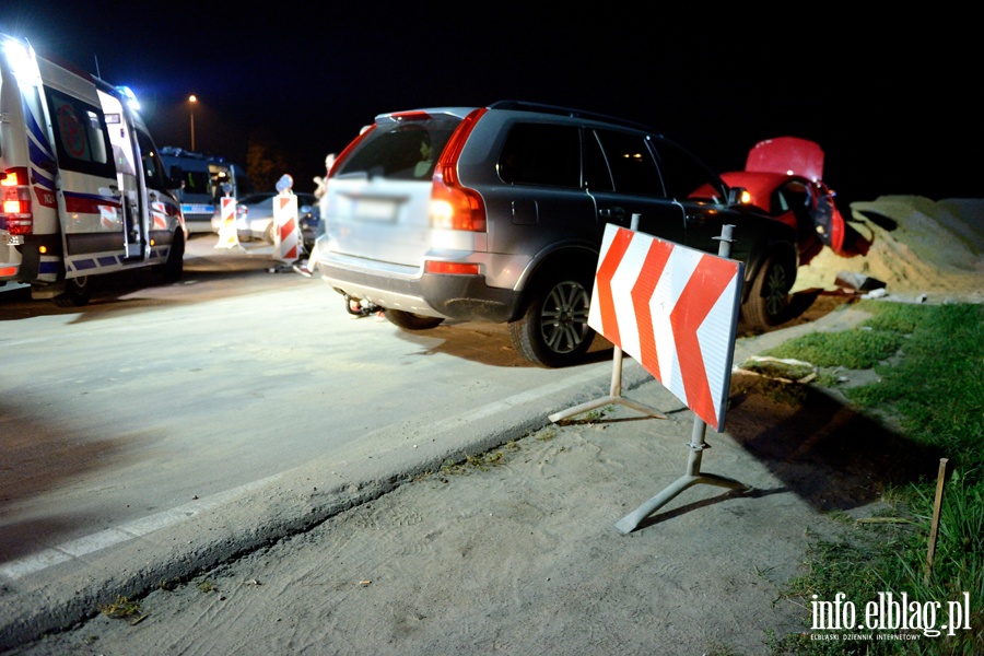 Wypadek w Kazimierzowie. Dwie osoby poszkodowane po uderzeniu autem w pryzmę piasku, fot. 6