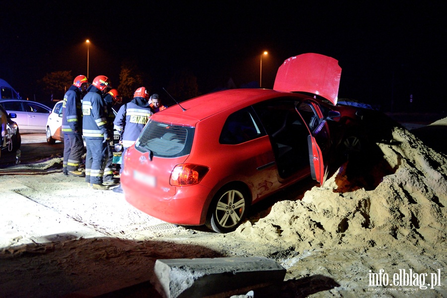 Wypadek w Kazimierzowie. Dwie osoby poszkodowane po uderzeniu autem w pryzm piasku, fot. 7