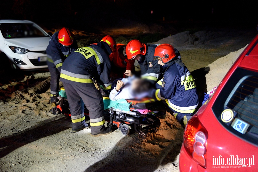 Wypadek w Kazimierzowie. Dwie osoby poszkodowane po uderzeniu autem w pryzm piasku, fot. 8