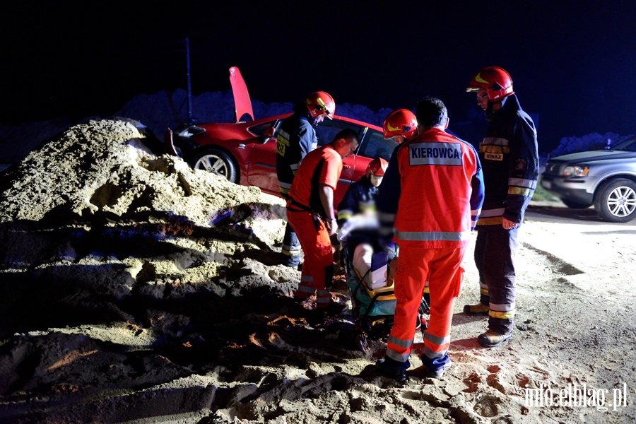 Wypadek w Kazimierzowie. Dwie osoby poszkodowane po uderzeniu autem w pryzm piasku, fot. 9