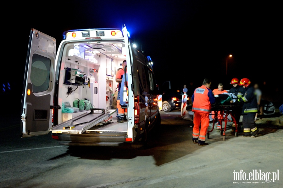 Wypadek w Kazimierzowie. Dwie osoby poszkodowane po uderzeniu autem w pryzm piasku, fot. 10