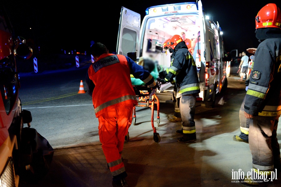 Wypadek w Kazimierzowie. Dwie osoby poszkodowane po uderzeniu autem w pryzm piasku, fot. 11