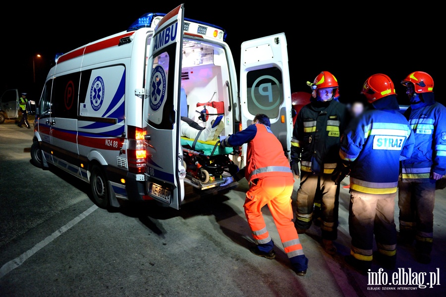 Wypadek w Kazimierzowie. Dwie osoby poszkodowane po uderzeniu autem w pryzm piasku, fot. 12