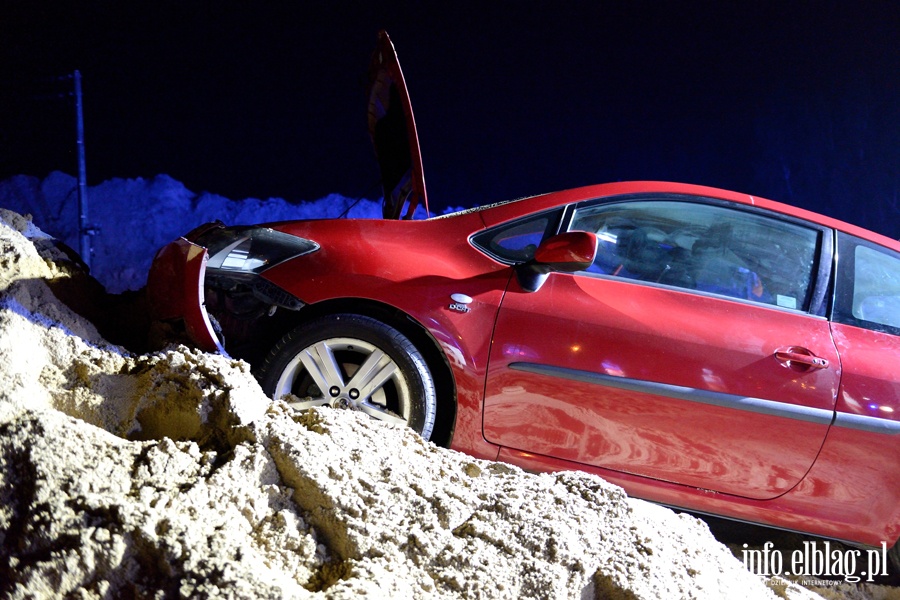 Wypadek w Kazimierzowie. Dwie osoby poszkodowane po uderzeniu autem w pryzm piasku, fot. 13