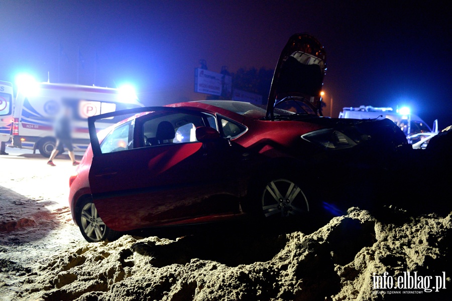 Wypadek w Kazimierzowie. Dwie osoby poszkodowane po uderzeniu autem w pryzm piasku, fot. 14