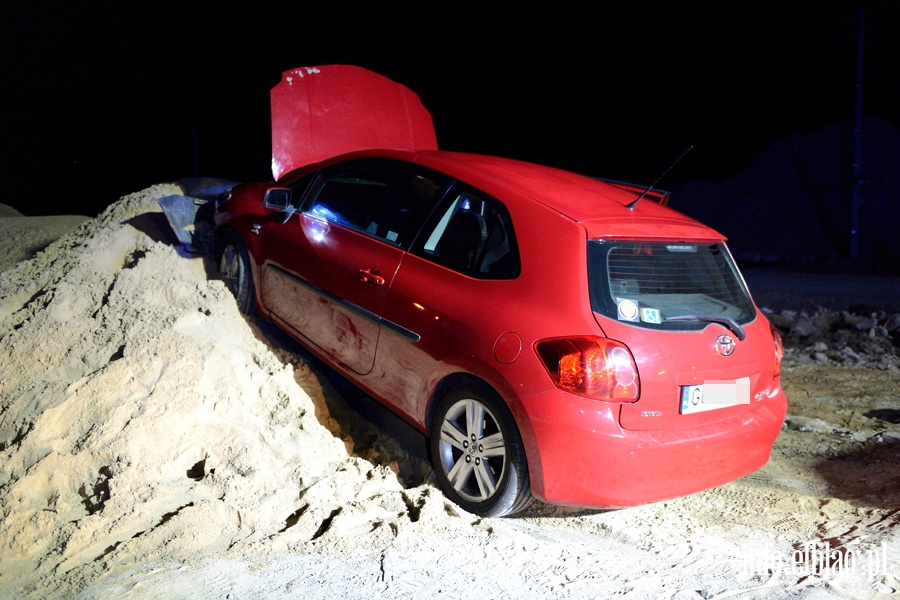 Wypadek w Kazimierzowie. Dwie osoby poszkodowane po uderzeniu autem w pryzm piasku, fot. 16