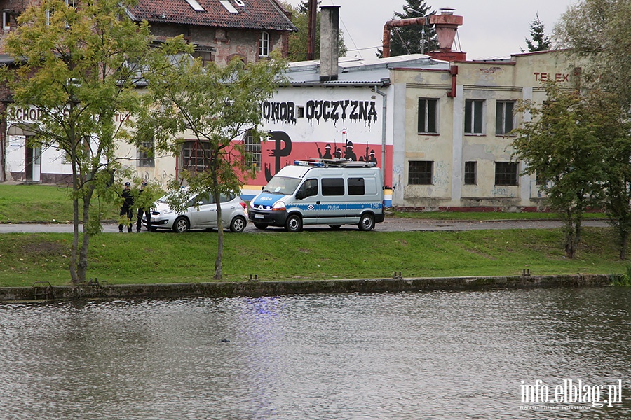 Topielec w rzece Elbląg, fot. 2