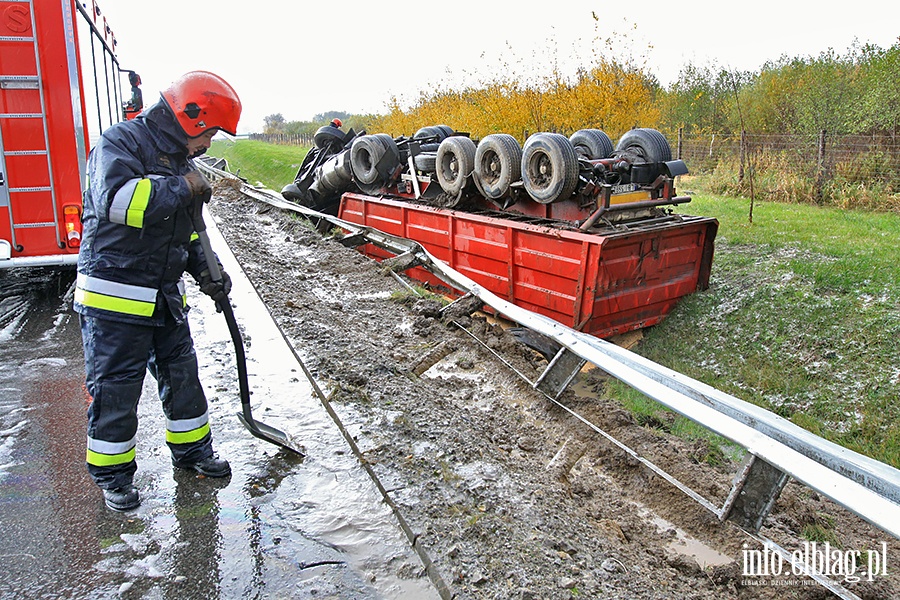 TIR na obwodnicy Elbląga wjechał do rowu, fot. 4