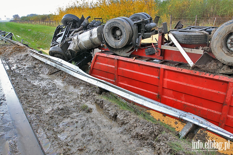 TIR na obwodnicy Elbląga wjechał do rowu, fot. 11