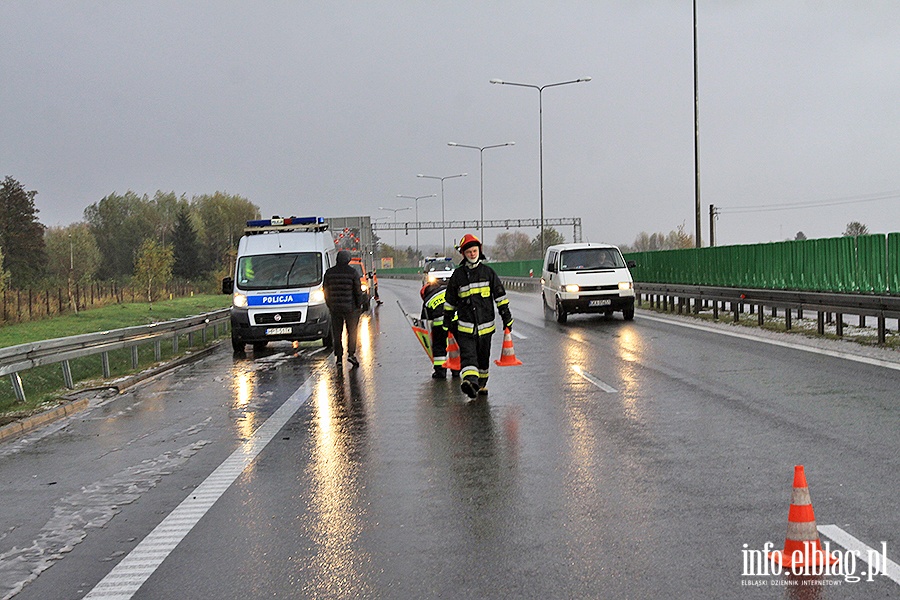 TIR na obwodnicy Elblga wjecha do rowu, fot. 22