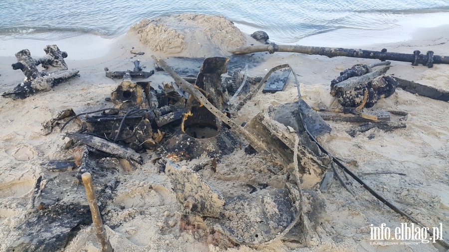 Na plaży w Sztutowie wydobyto fragmenty dwóch łodzi, fot. 1
