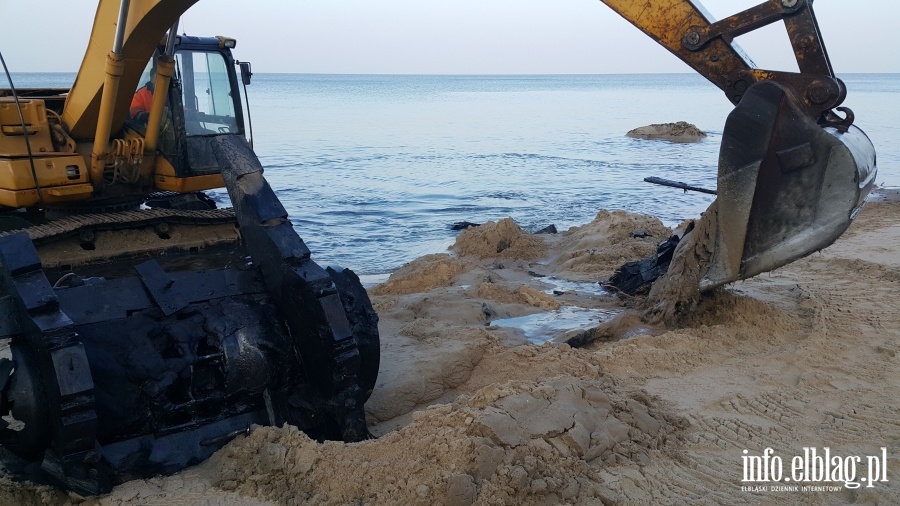 Na plaży w Sztutowie wydobyto fragmenty dwóch łodzi, fot. 8