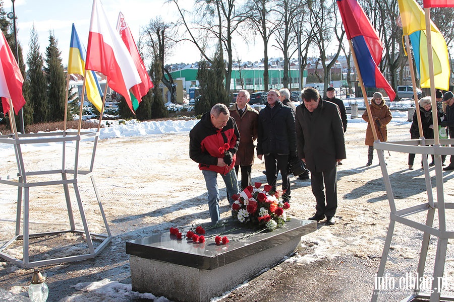 Zoenie kwiatw pod pomnikiem onierzy Armii Czerwonej, fot. 10