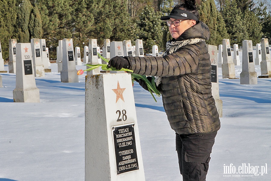 Zoenie kwiatw pod pomnikiem onierzy Armii Czerwonej, fot. 16