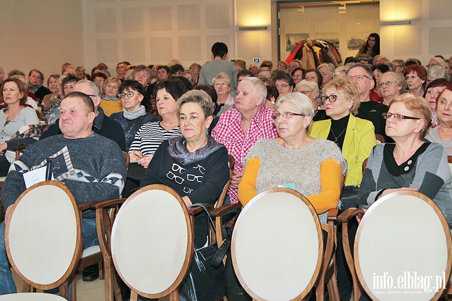 Seniorzy uczyli się jak piec chleb, fot. 8