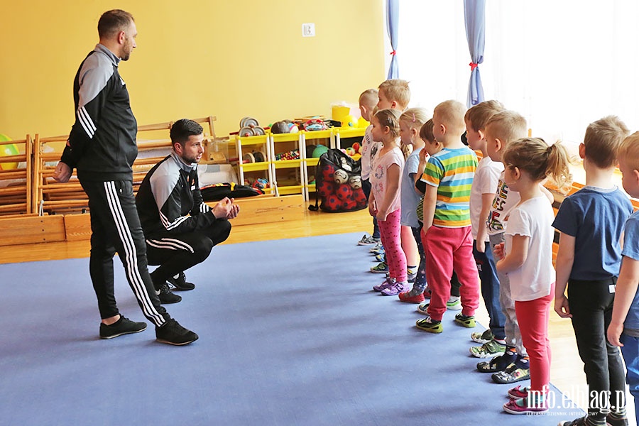 Zajcia sportowe w ramach programu Concordii w przedszkolu Akademia Krasnoludkw, fot. 1