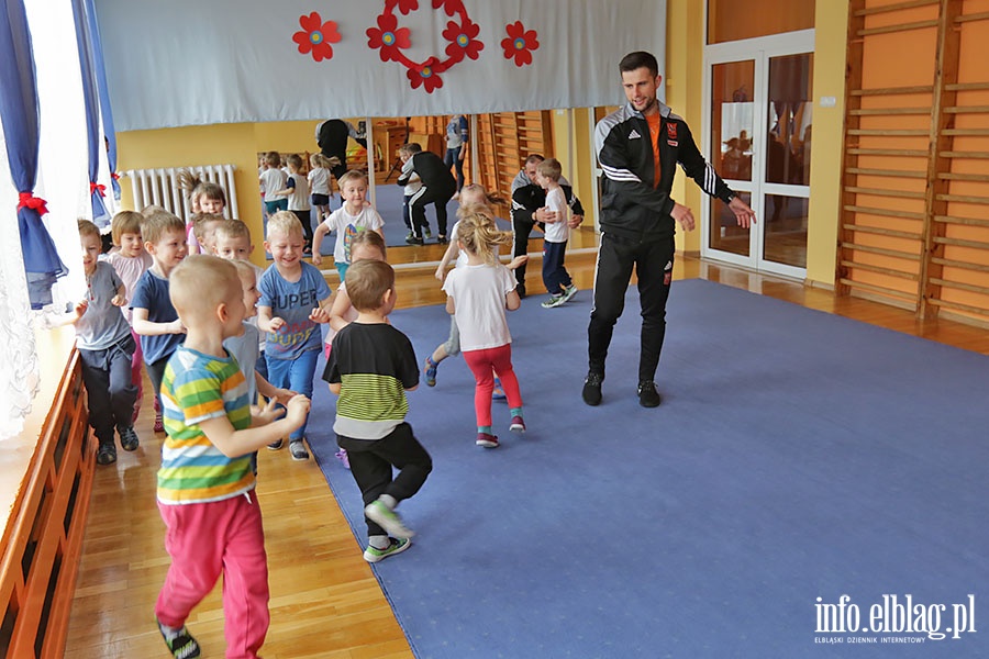 Zajcia sportowe w ramach programu Concordii w przedszkolu Akademia Krasnoludkw, fot. 6