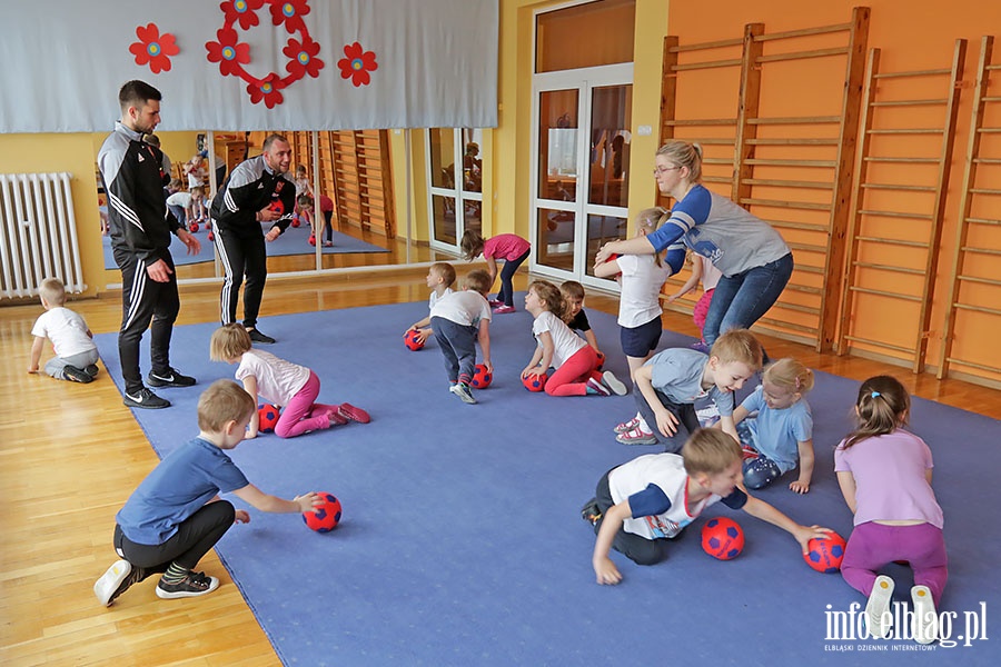 Zajęcia sportowe w ramach programu Concordii w przedszkolu Akademia Krasnoludków, fot. 25