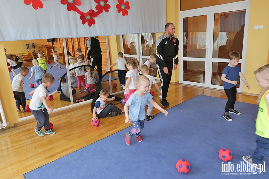 Zajcia sportowe w ramach programu Concordii w przedszkolu Akademia Krasnoludkw, fot. 60