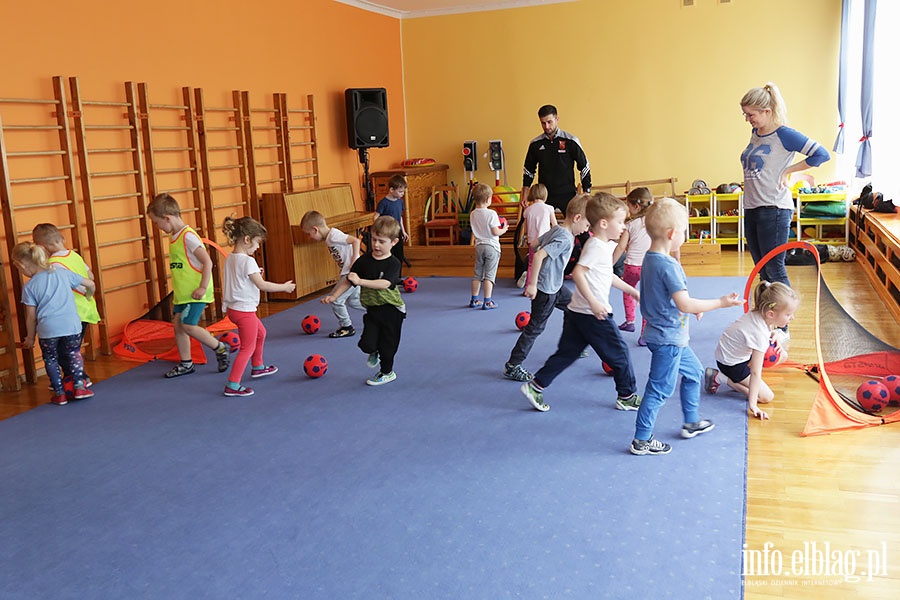 Zajcia sportowe w ramach programu Concordii w przedszkolu Akademia Krasnoludkw, fot. 66