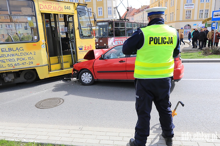 Samochd osobowy wjecha pod tramwaj na placu Sowiaskim, fot. 6