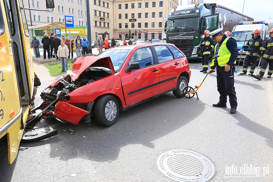 Samochd osobowy wjecha pod tramwaj na placu Sowiaskim, fot. 8