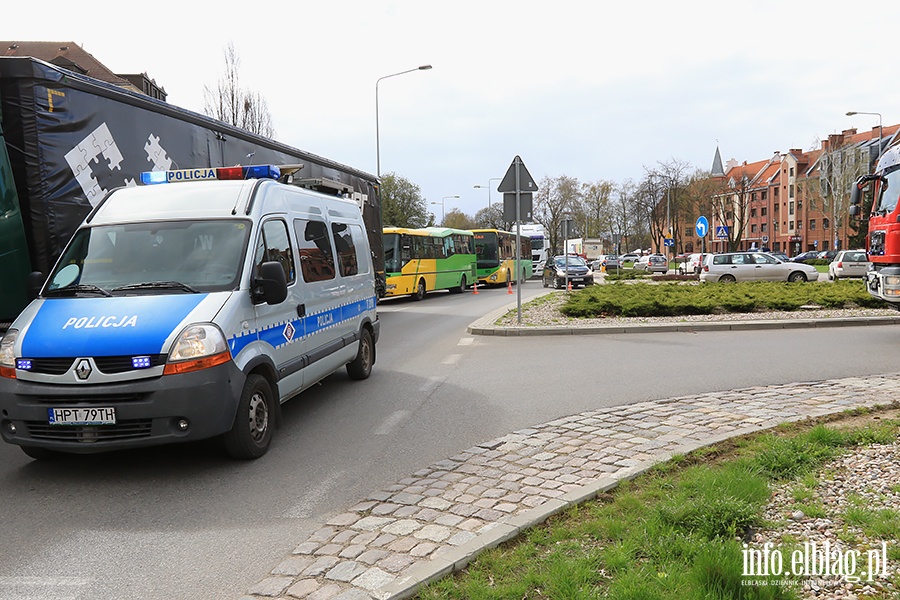 Samochd osobowy wjecha pod tramwaj na placu Sowiaskim, fot. 13