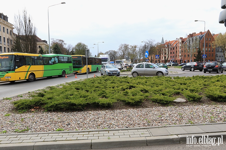 Samochd osobowy wjecha pod tramwaj na placu Sowiaskim, fot. 14