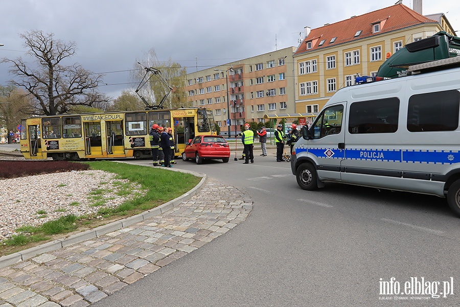 Samochd osobowy wjecha pod tramwaj na placu Sowiaskim, fot. 15