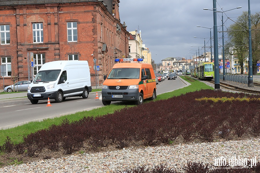 Samochd osobowy wjecha pod tramwaj na placu Sowiaskim, fot. 16