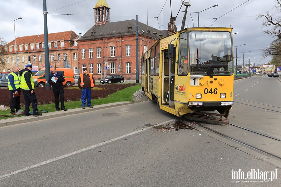 Samochd osobowy wjecha pod tramwaj na placu Sowiaskim, fot. 18