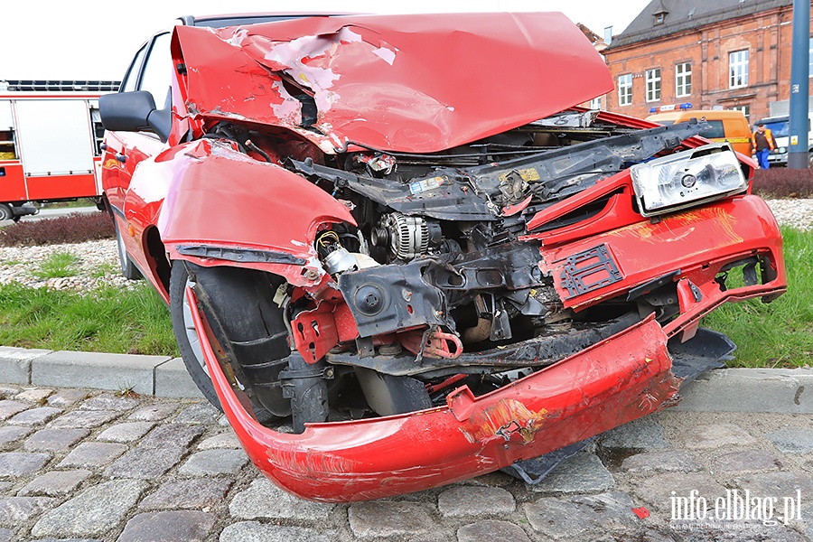 Samochód osobowy wjechał pod tramwaj na placu Słowiańskim, fot. 21