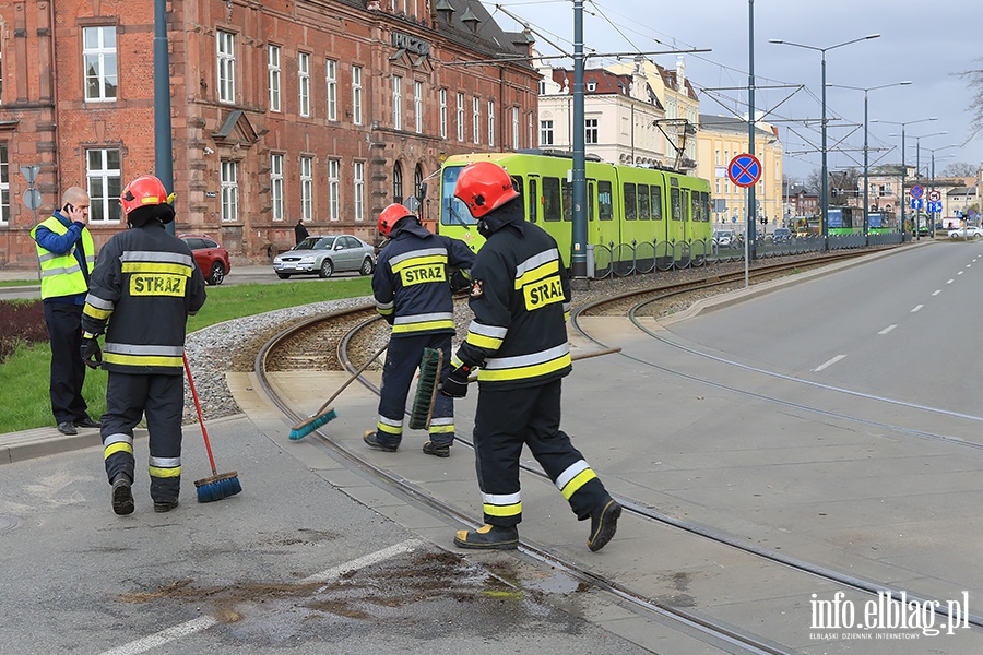 Samochd osobowy wjecha pod tramwaj na placu Sowiaskim, fot. 22