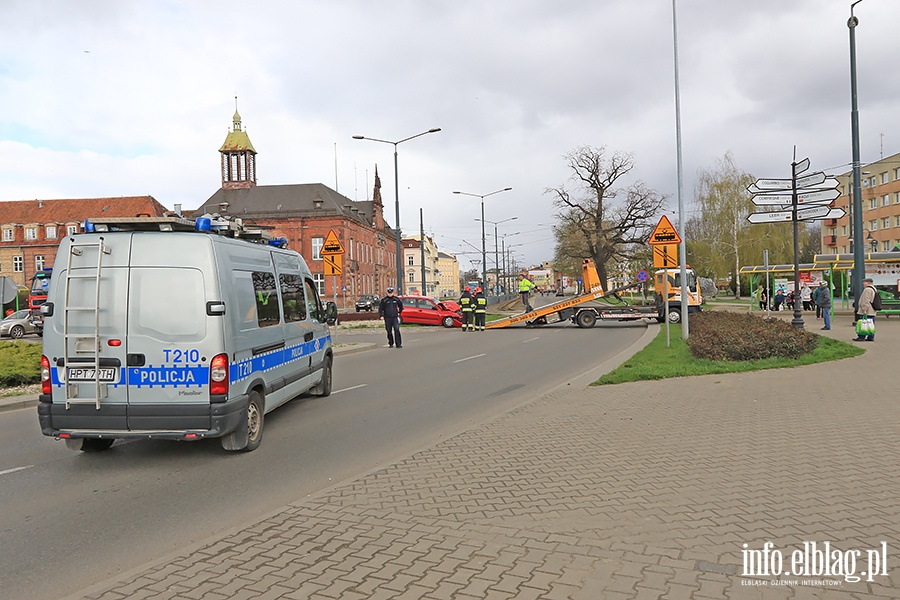 Samochód osobowy wjechał pod tramwaj na placu Słowiańskim, fot. 23
