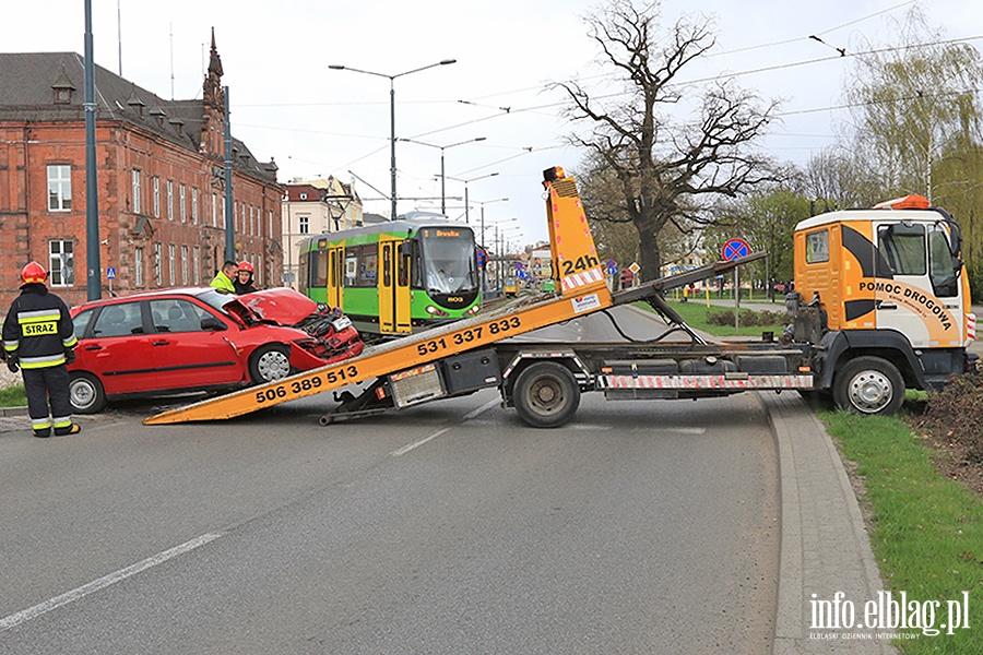 Samochd osobowy wjecha pod tramwaj na placu Sowiaskim, fot. 24