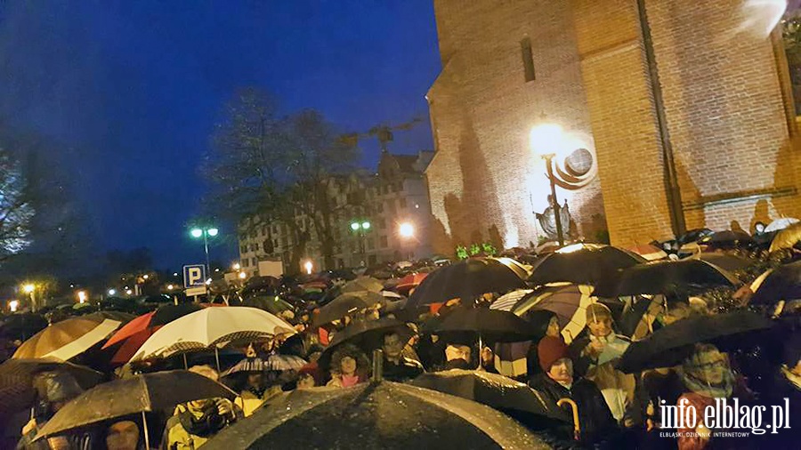 Elblscy wierni przeszli w skupieniu drog krzyow, fot. 1