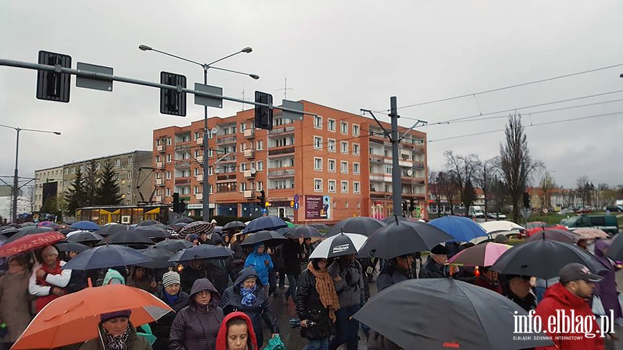 Elblscy wierni przeszli w skupieniu drog krzyow, fot. 14