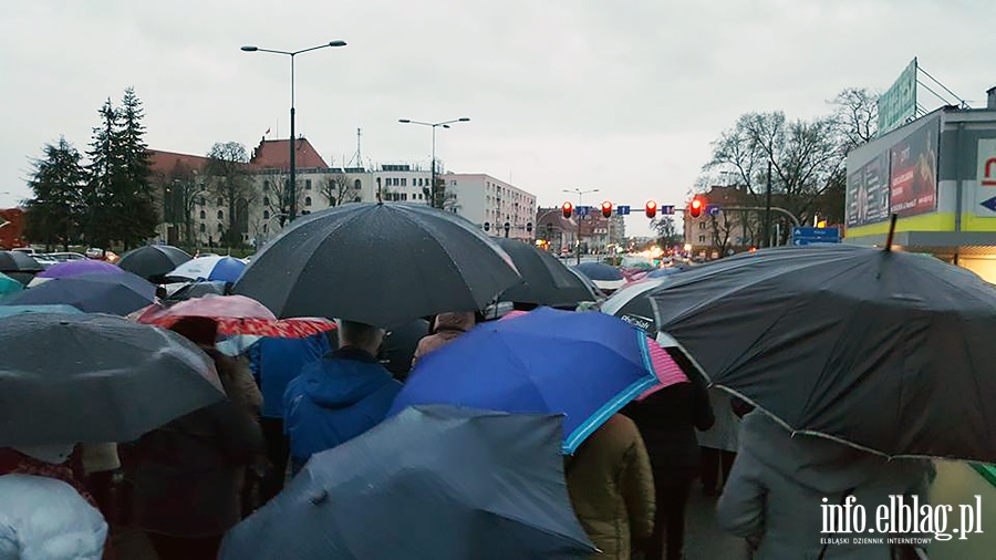Elbląscy wierni przeszli w skupieniu drogę krzyżową, fot. 16