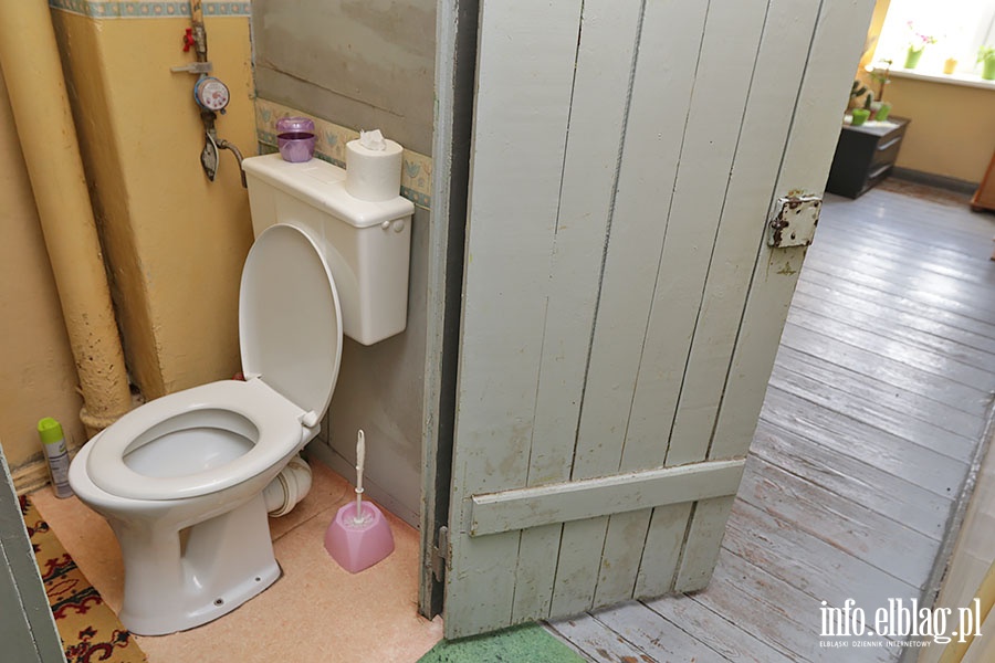 Brak WC w lokalu mieszkalnym jest wstydem dla wadz miasta., fot. 1