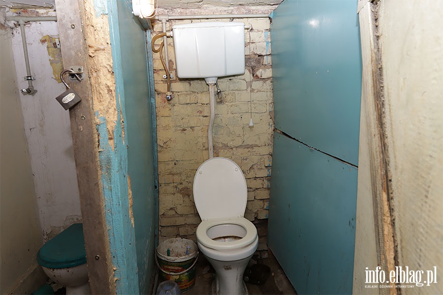 Brak WC w lokalu mieszkalnym jest wstydem dla wadz miasta., fot. 25