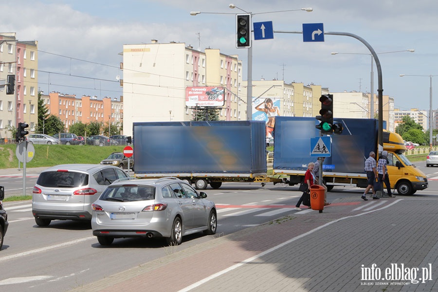 Na tym skrzyżowaniu jazda żółtym i czerwonym świetle to norma., fot. 6