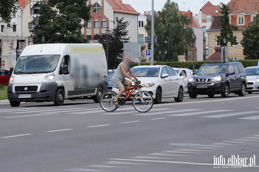 Jazda rowerem po przejściach to w Elblągu codzienność., fot. 18