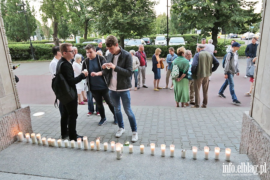 Znicze przed elblskim sdem., fot. 4