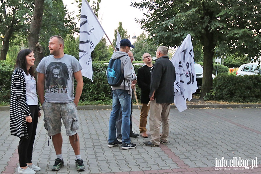 Znicze przed elblskim sdem., fot. 9