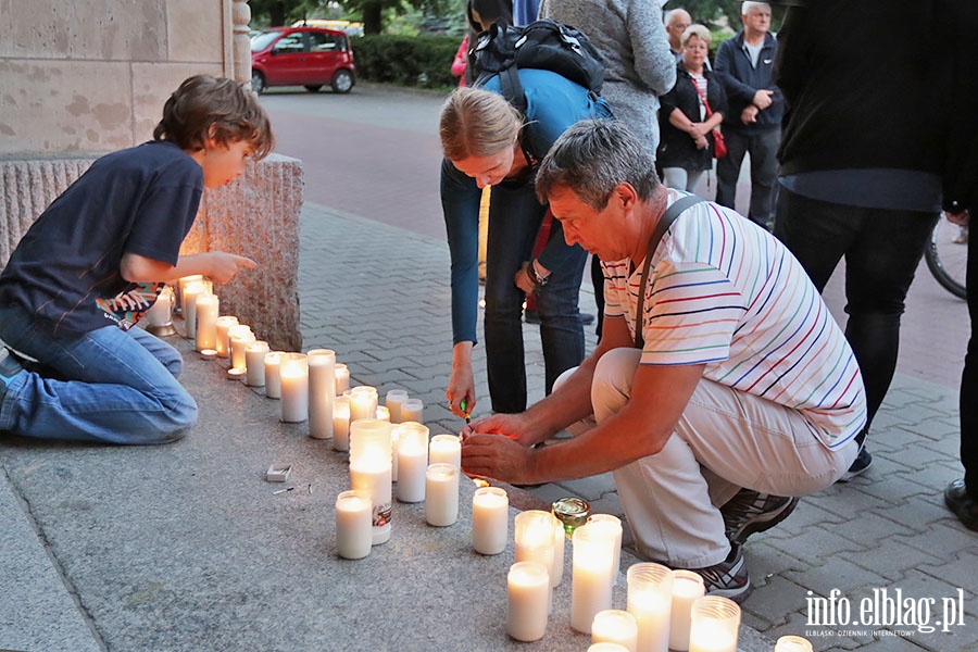 Znicze przed elblskim sdem., fot. 14