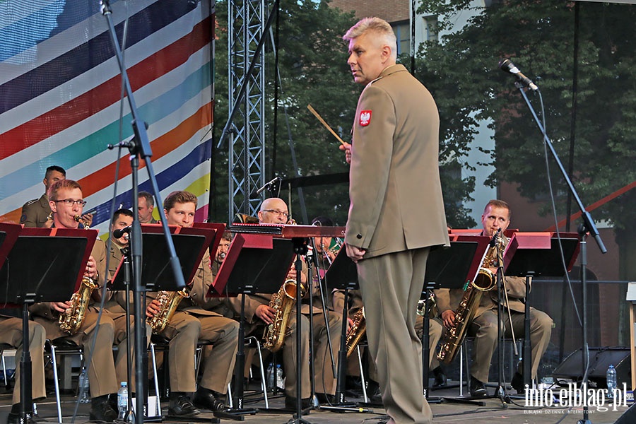 Elbląska Orkiestra Wojskowa wystąpiła na Starówce, fot. 5