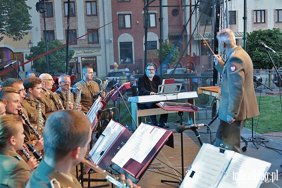 Elbląska Orkiestra Wojskowa wystąpiła na Starówce, fot. 40