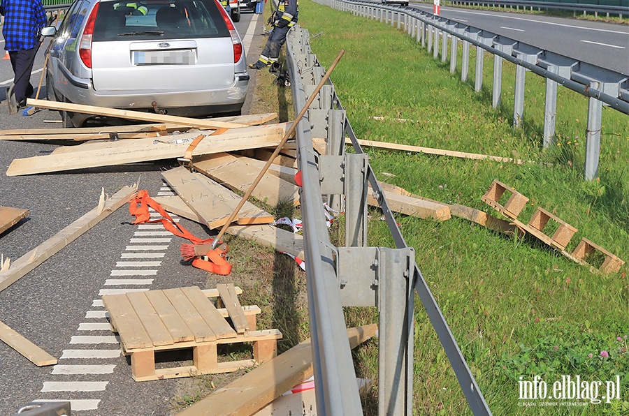 Kierowca stracił panowanie nad autem i uderzył w barierki, fot. 11