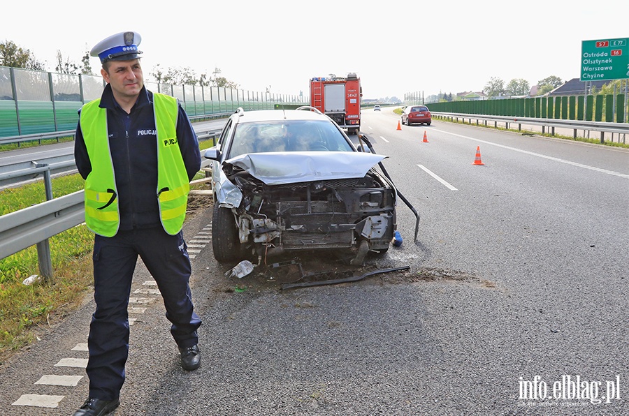 Kierowca straci panowanie nad autem i uderzy w barierki, fot. 14